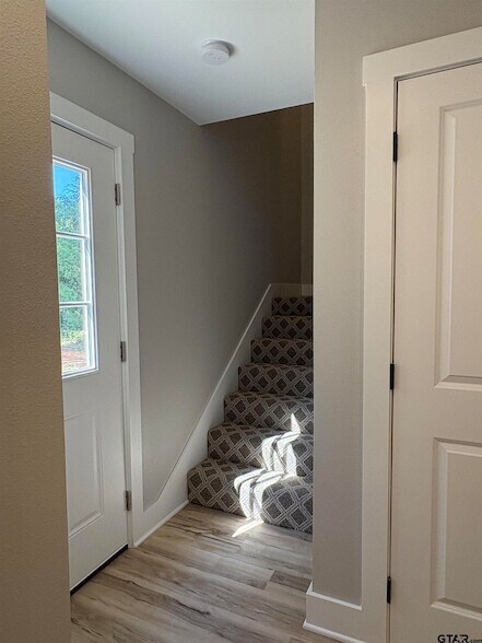 Building Photo - 305 Post Oak Dr