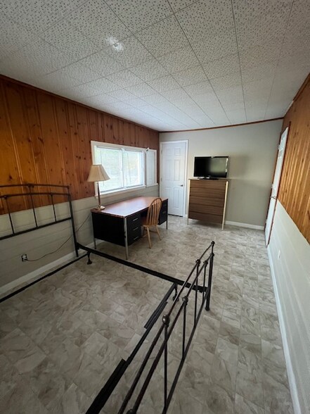 Building Photo - 240 Greenaway Dr