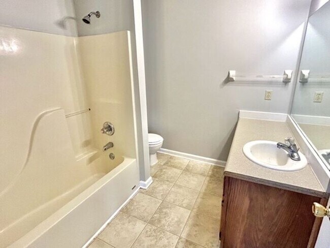 Building Photo - Available Now! 3 Bedroom 2 Bath Home in Co...