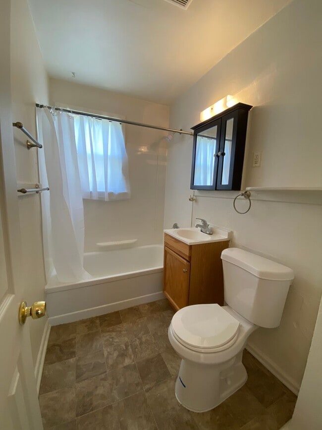 Building Photo - Quaint 2 Bedroom 1 Bathroom single family ...