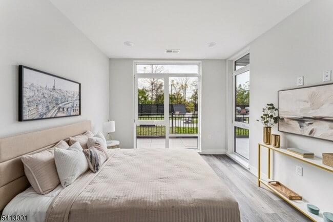 Building Photo - 140 W Webster Ave