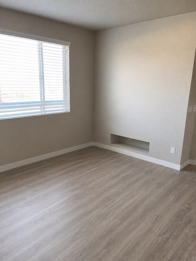 Building Photo - Spacious 3 Bed / 2.5 Bath Home with Dual Balconies