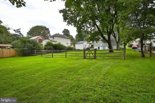 Building Photo - 732 N Tyson Ave