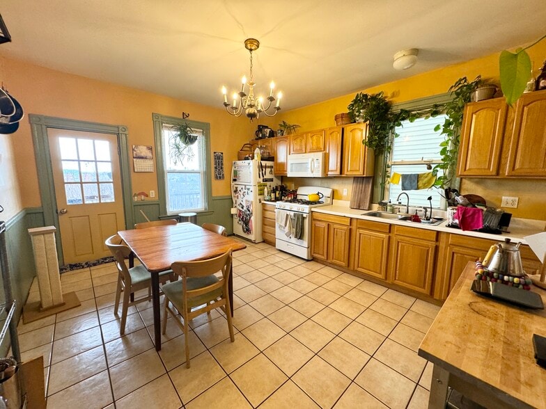 Building Photo - 16 Fisher Ave