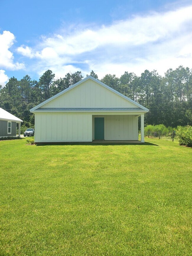 Building Photo - Elberta cottage awaits!