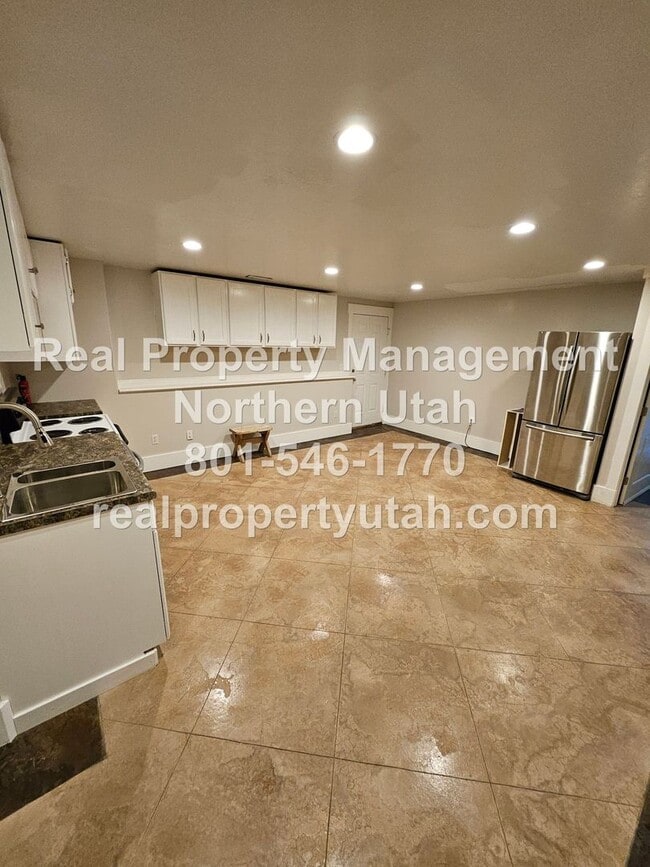 Building Photo - Stunning 7 Bedroom Home in West Point Avai...