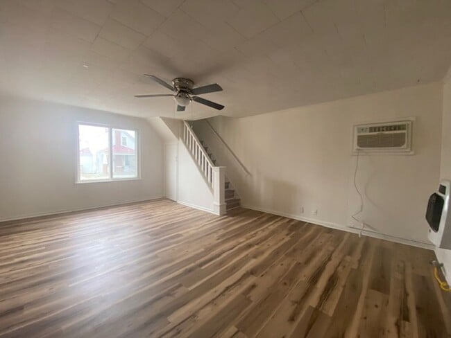 Building Photo - 2 Bed 1 Bath Single Family Home Available in South Charleston+