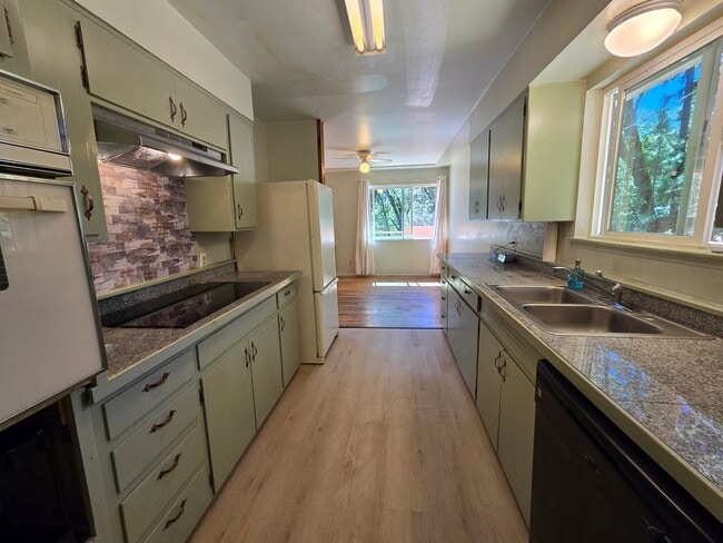 Building Photo - charming 3-bedroom, 2-bathroom home with l...
