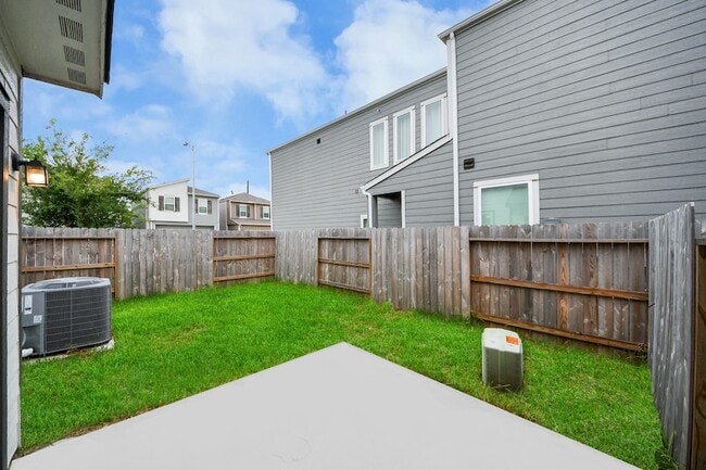 Building Photo - 3830 Glossy Lk Dr