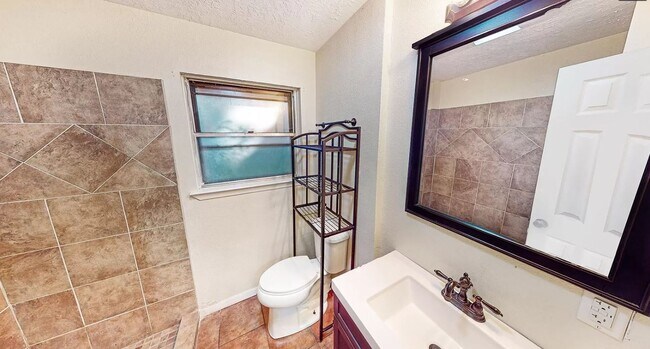 Building Photo - 1100 Dominik Dr