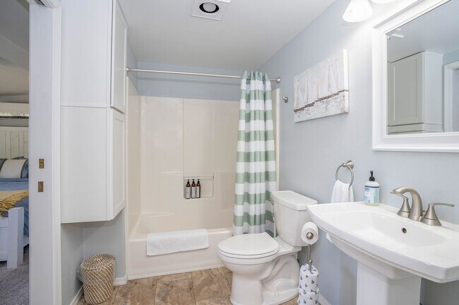 Building Photo - SHORT TERM LEASES! 1-6 months - 3-Bedroom ...