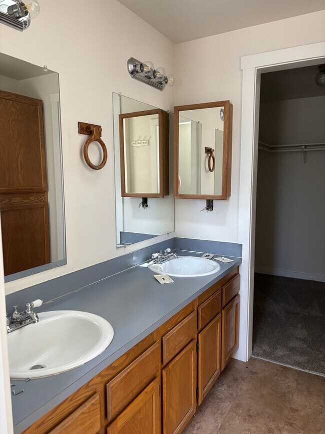 Building Photo - 3 BR/2BA Home In Tamarack Park East