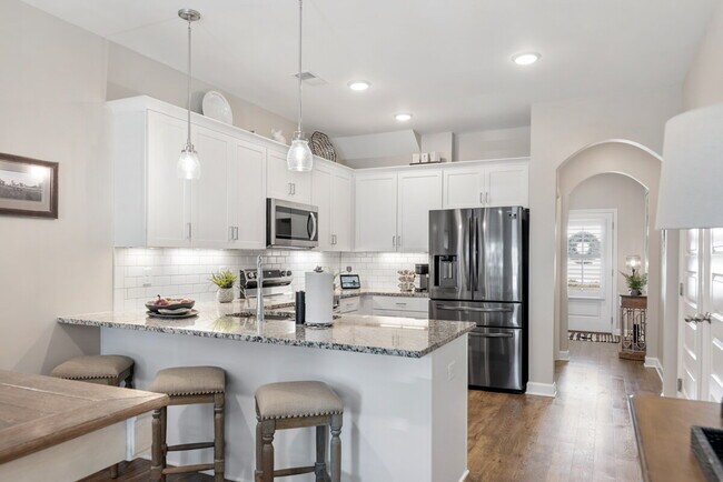 Building Photo - Spacious 3BR End-Unit with Main-Level Primary & Office