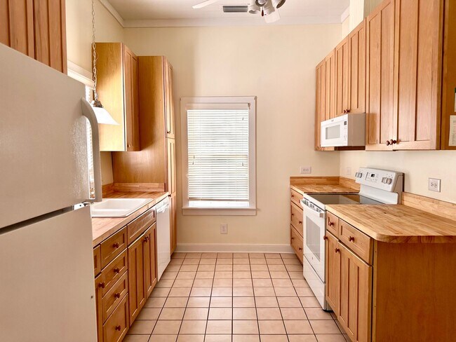 Building Photo - Historic Beauty in the Heart of Downtown Fernandina!