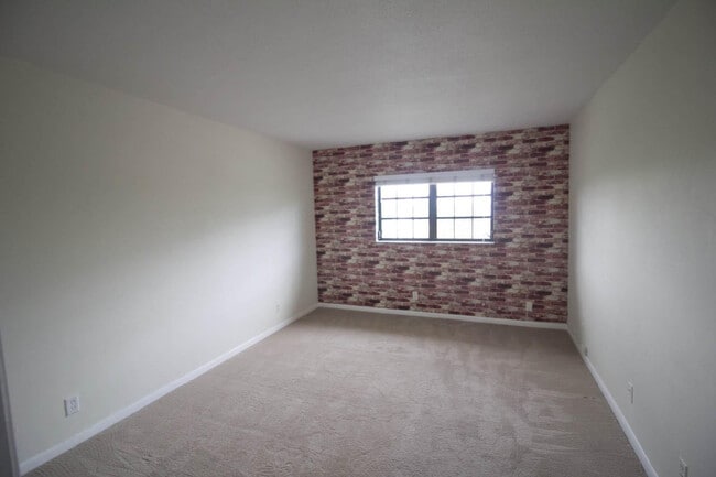 Building Photo - 917 NE 16th Ave