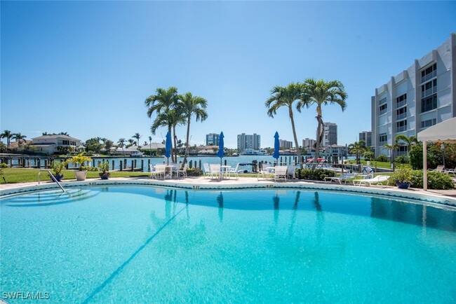 Building Photo - 400 Park Shore Dr