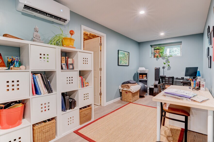 Den - 404 Bassetts Bridge Rd