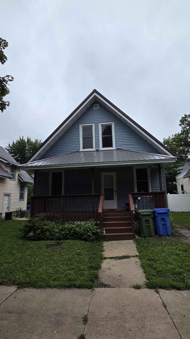 Building Photo - 302 7th Ave