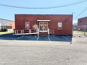 Building Photo - 1012 N Raleigh St