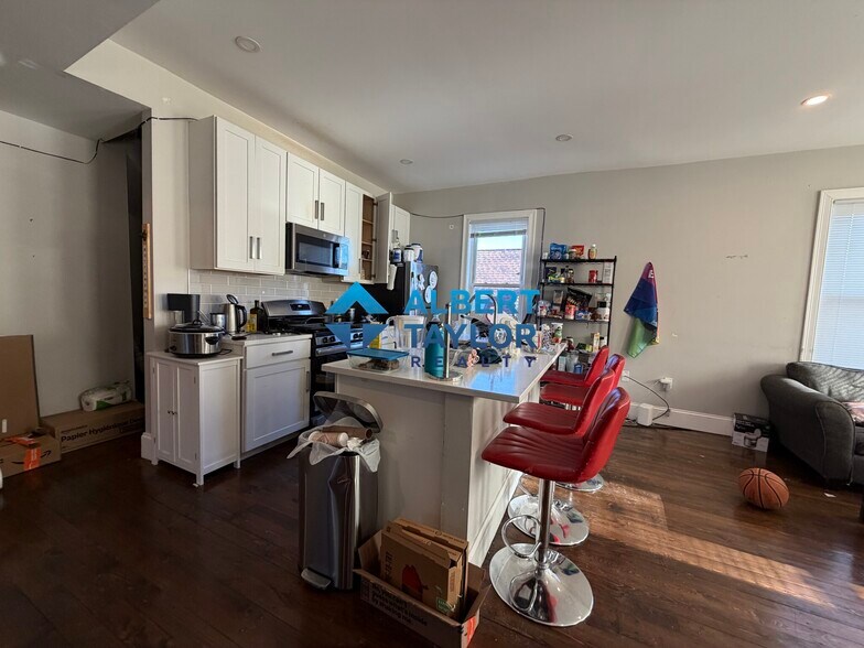 Building Photo - 71 Hillside St