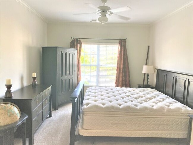 Building Photo - Rent Special $500 off June rent! Application special! Central Wilmington, Minutes Novant Hospital...
