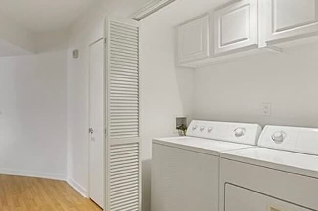 Building Photo - Rare Opportunity to Rent Spacious & Bright WLA Condo