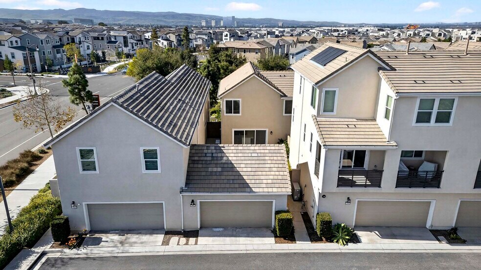 Building Photo - 346 Chorus