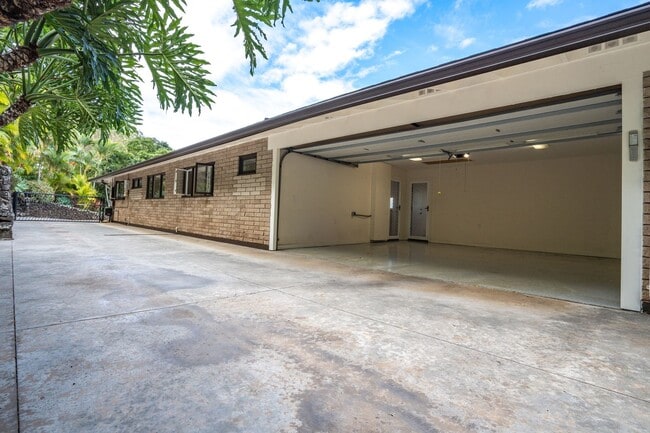 Building Photo - Beautiful Custom Built Home in Wailuku Heights, 2 Bed/3 Bath with Flex Room, Magnificent Ocean/Mo...