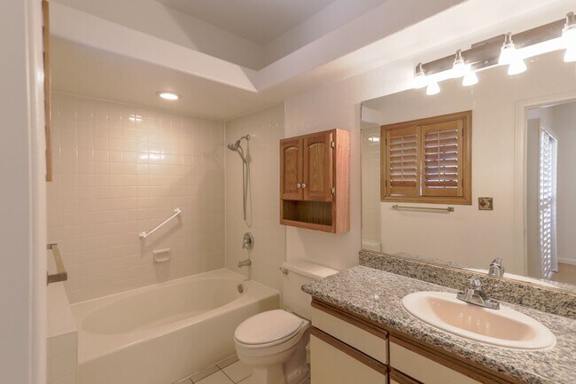Building Photo - Great 1st Floor 2 Bed Condo