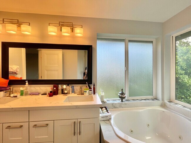 Building Photo - Stunning & Elegant Home Available for Rent!
