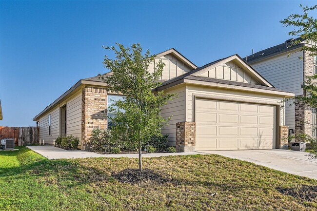 Building Photo - Gorgeous 2 bedroom rental! Half off of the first full month’s rent for applications submitted by ...