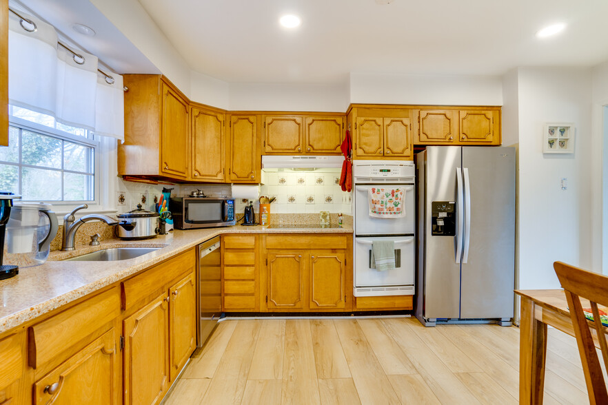 Kitchen - 9215 Cherrytree Dr