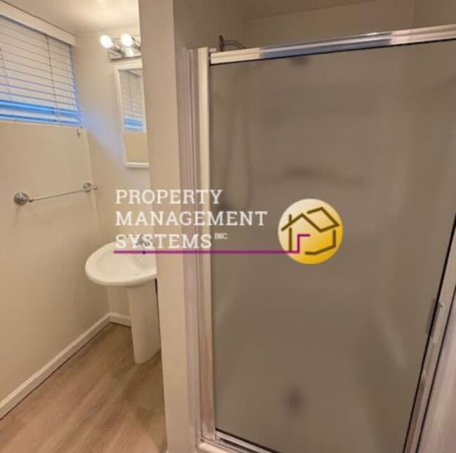 Building Photo - 3 Bed / 2 Bath Duplex in Sugarhouse!