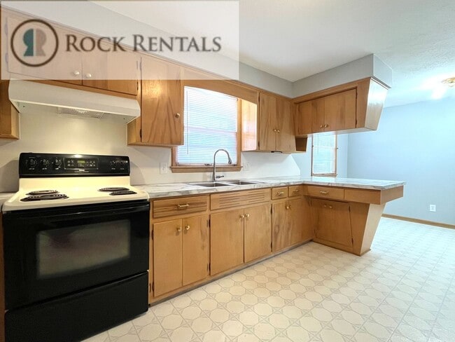 Building Photo - Beautifully Updated 4 Bed 2 Bath in South Hutchinson