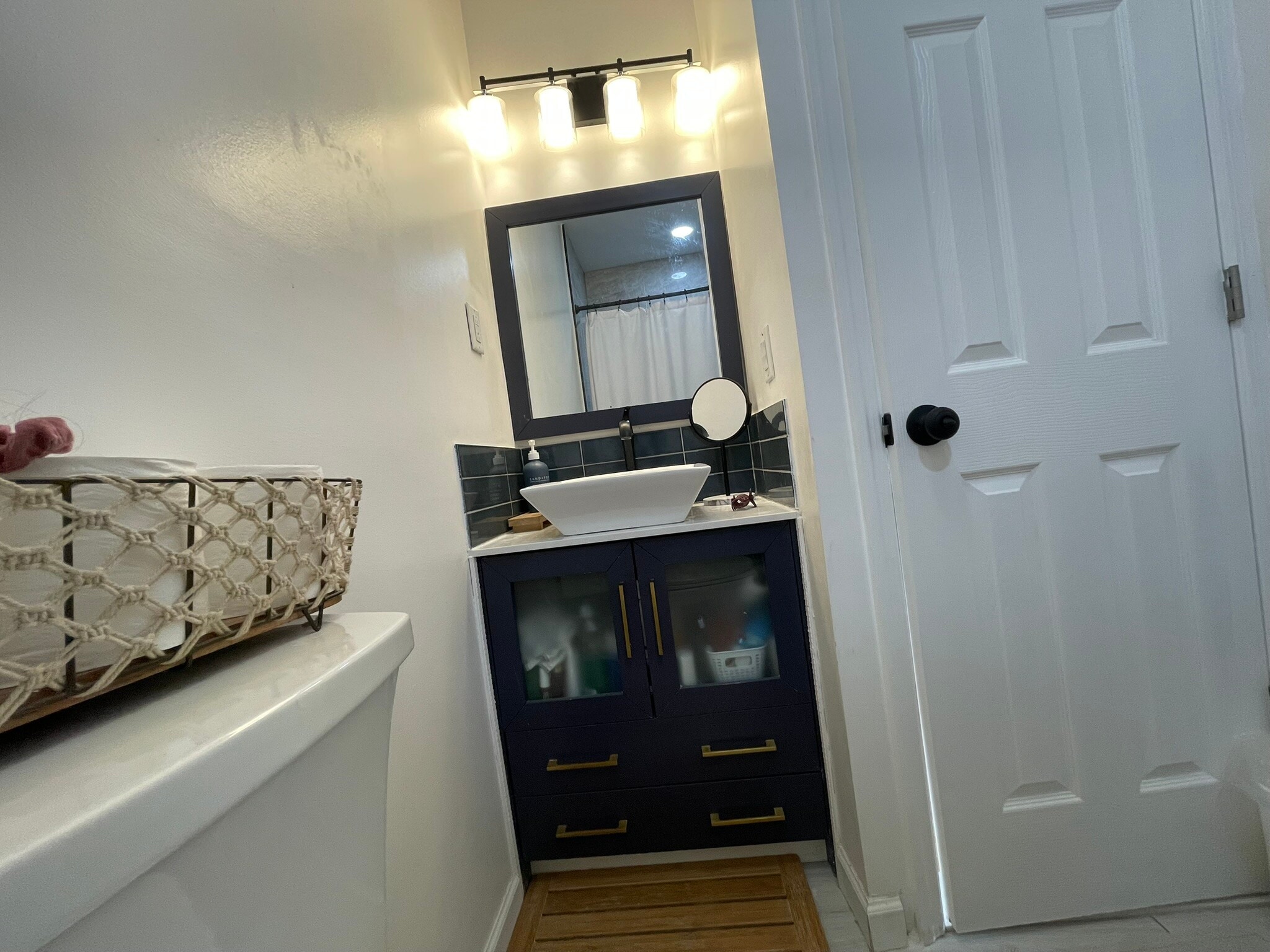 Bathroom1 - 11 Raymond Pl