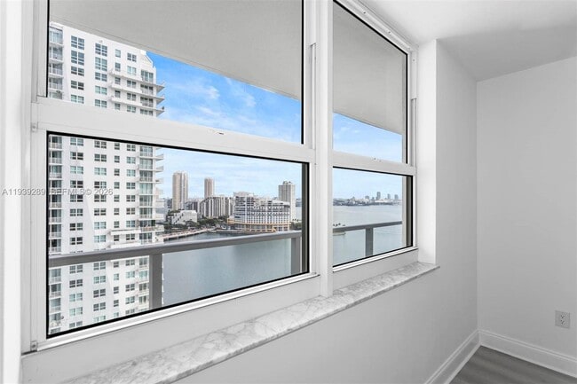 Building Photo - 1155 Brickell Bay Dr