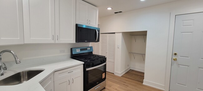 Building Photo - 3207 N Wilton Ave