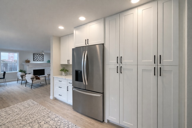 Building Photo - Spacious 3-Bedroom Home with Sunroom in Private Lake Community – Everett