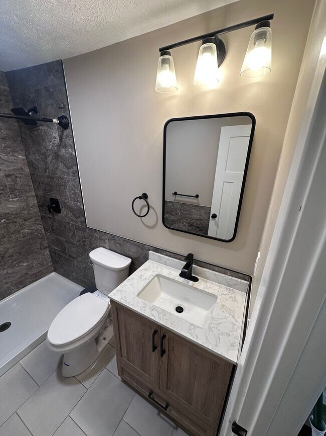 Building Photo - Village of Manlius 1 bedroom/ 1 full bathroom Apt. Sign a lease and pay $1,000 for the month of J...