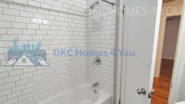 Building Photo - Charming 2 Bedroom near I-44 & May Ave.