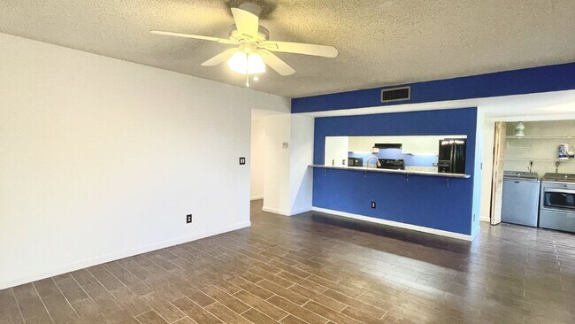 Building Photo - Charming 2-Bed with Scenic Views in Boynton Beach