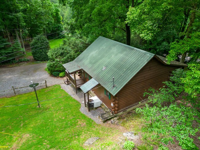Building Photo - Mountain Living at it's Finest!