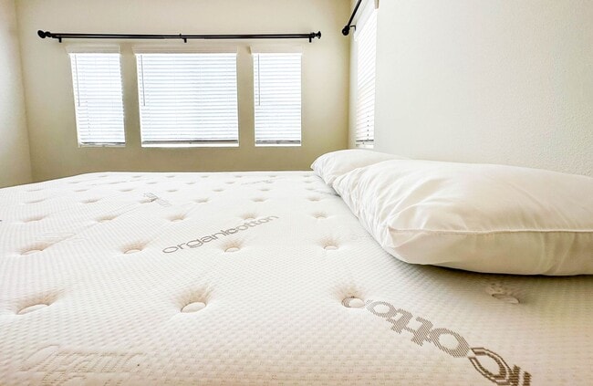 Building Photo - COMING SOON! * RARE OPPORTUNITY * SENIOR (55+) ROOM FOR RENT IN PRISTINE GATED COMMUNITY IN MENIFEE!