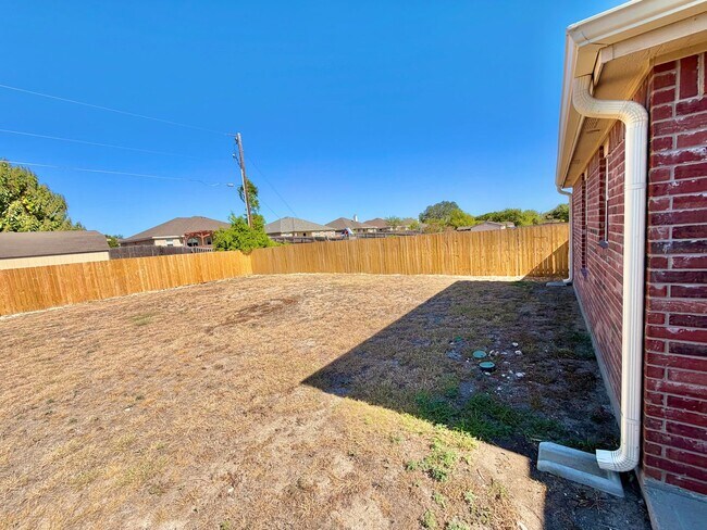 Building Photo - 2415 Isabelle Dr