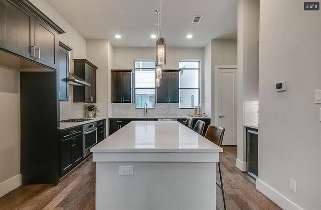 Building Photo - 5713 Larkin St