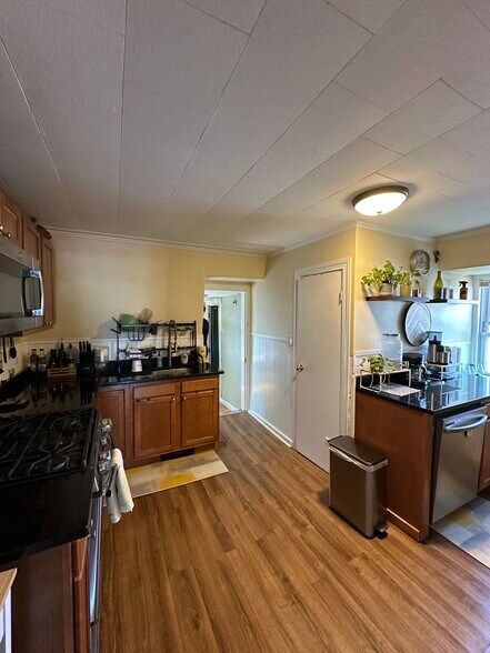 Building Photo - 282 Summer St