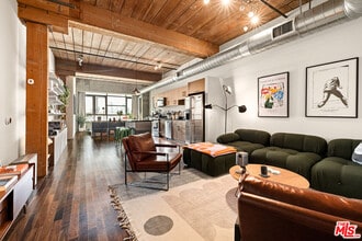 Building Photo - 530 S Hewitt St