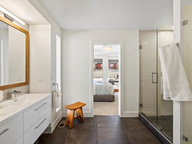 Building Photo - Luxury 3-Bed, 3.5-Bath Denver Home with Ro...