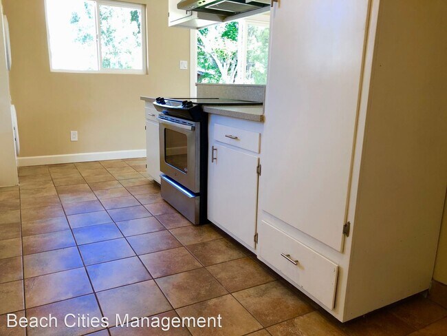 Building Photo - 3 br, 1 bath House - 213 E 45th Street