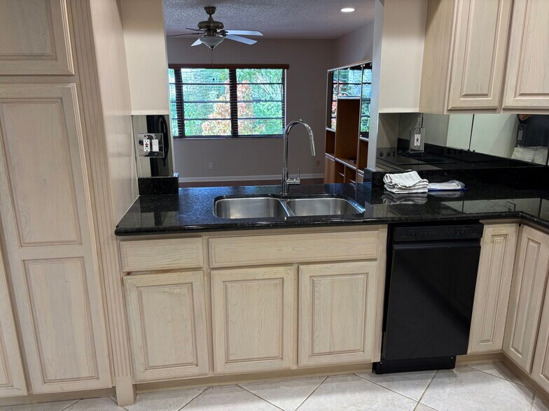 Building Photo - 3951 NE 17th Ave